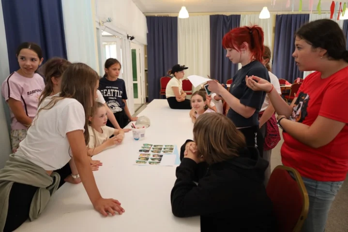 deti v letnom tábore Fantázia – 1. fantastický turnus 2026, 2. deň, Príprava na večerný program – fotka 5 z 73