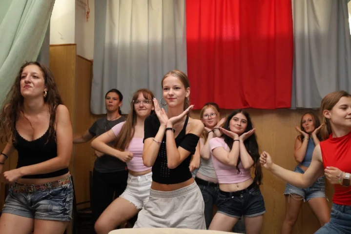 deti v letnom tábore Fantázia – 1. fantastický turnus 2026, 2. deň, Príprava na večerný program – fotka 24 z 73