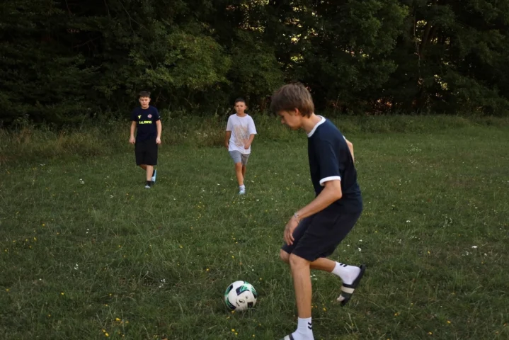 deti v letnom tábore Fantázia – 5. fantastický turnus 2026, 3. deň, Fantastické kluby dopoludnia – fotka 43 z 138