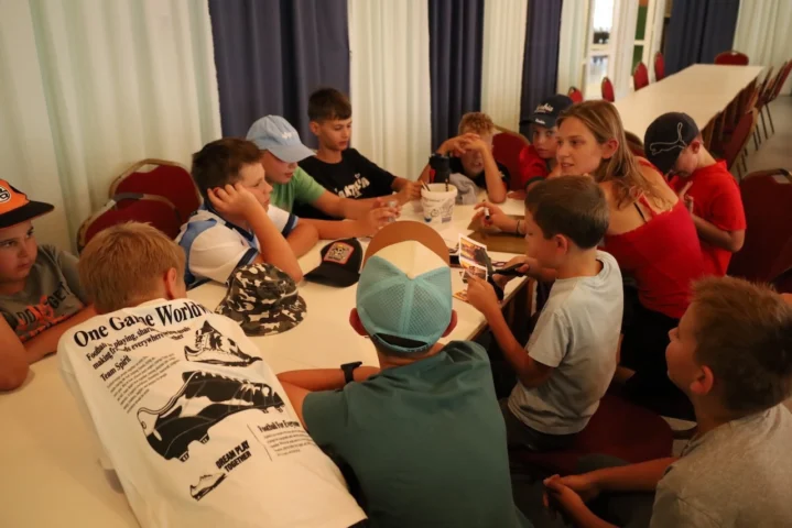 deti v letnom tábore Fantázia – 5. fantastický turnus 2026, 2. deň, Príprava na večerný program – fotka 21 z 82