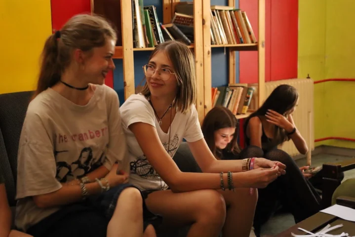 deti v letnom tábore Fantázia – 5. fantastický turnus 2026, 2. deň, Príprava na večerný program – fotka 53 z 82