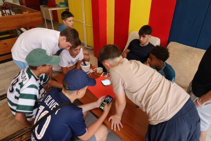 deti v letnom tábore Fantázia – 5. fantastický turnus 2026, 2. deň, Príprava na večerný program – fotka 42 z 82