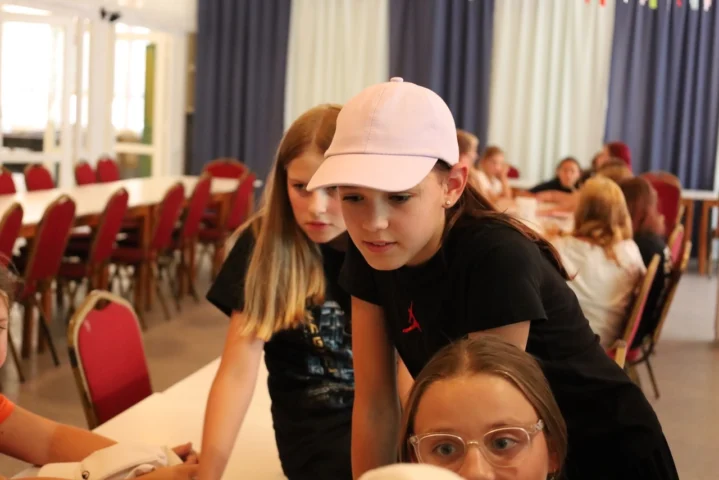 deti v letnom tábore Fantázia – 5. fantastický turnus 2026, 2. deň, Príprava na večerný program – fotka 15 z 82