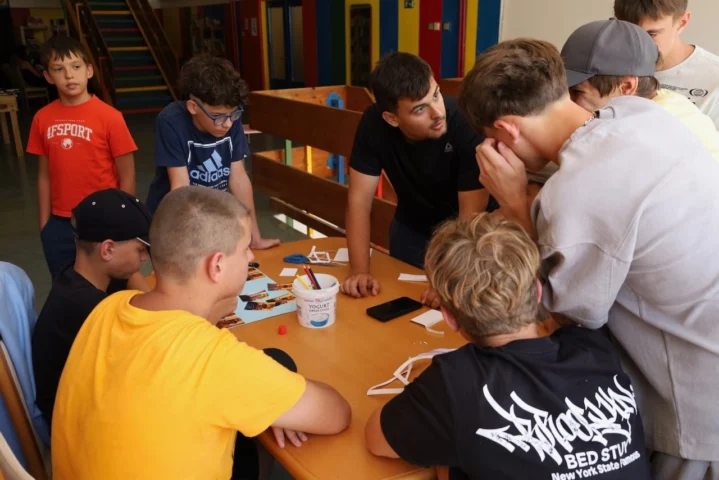 deti v letnom tábore Fantázia – 5. fantastický turnus 2026, 2. deň, Príprava na večerný program – fotka 57 z 82