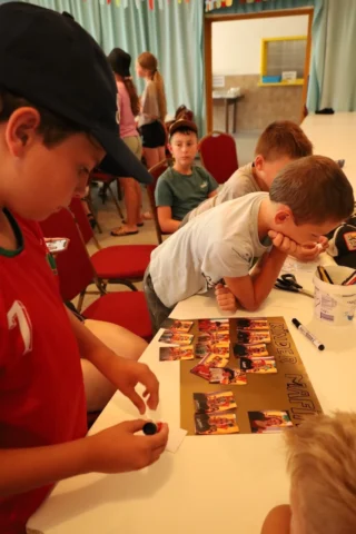 deti v letnom tábore Fantázia – 5. fantastický turnus 2026, 2. deň, Príprava na večerný program – fotka 72 z 82
