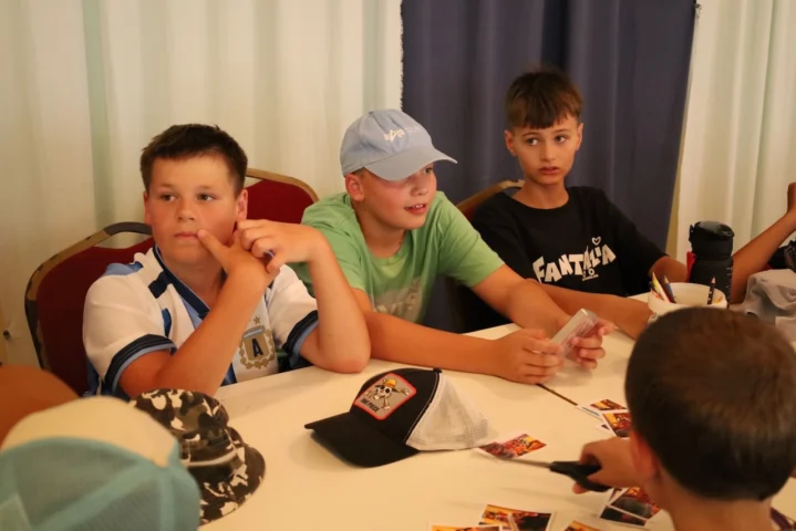 deti v letnom tábore Fantázia – 5. fantastický turnus 2026, 2. deň, Príprava na večerný program – fotka 22 z 82