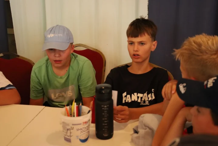 deti v letnom tábore Fantázia – 5. fantastický turnus 2026, 2. deň, Príprava na večerný program – fotka 25 z 82
