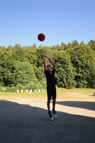 deti v letnom tábore Fantázia – 5. fantastický turnus 2026, 2. deň, Fantastické kluby popoludni – fotka 31 z 94