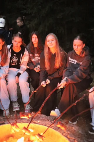 deti v letnom tábore Fantázia – 6. fantastický turnus 2026, 4. deň, Opekacka – fotka 38 z 64