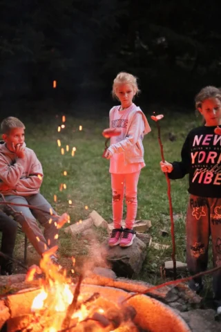 deti v letnom tábore Fantázia – 6. fantastický turnus 2026, 4. deň, Opekacka – fotka 11 z 64
