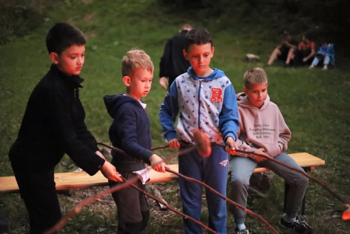 deti v letnom tábore Fantázia – 6. fantastický turnus 2026, 4. deň, Opekacka – fotka 6 z 64