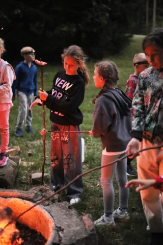 deti v letnom tábore Fantázia – 6. fantastický turnus 2026, 4. deň, Opekacka – fotka 12 z 64
