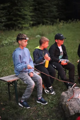 deti v letnom tábore Fantázia – 6. fantastický turnus 2026, 4. deň, Opekacka – fotka 15 z 64