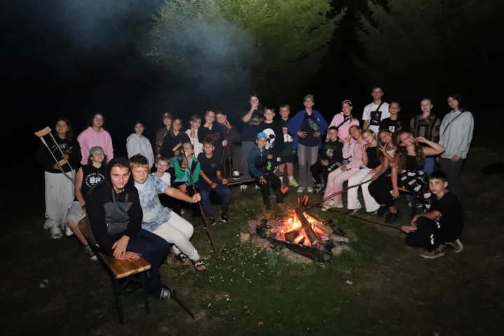 deti v letnom tábore Fantázia – 6. fantastický turnus 2026, 4. deň, Opekacka – fotka 57 z 64