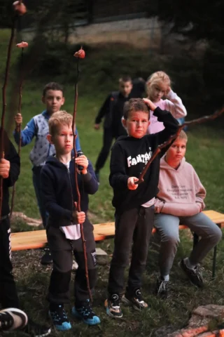 deti v letnom tábore Fantázia – 6. fantastický turnus 2026, 4. deň, Opekacka – fotka 3 z 64
