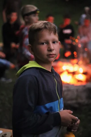 deti v letnom tábore Fantázia – 6. fantastický turnus 2026, 4. deň, Opekacka – fotka 18 z 64