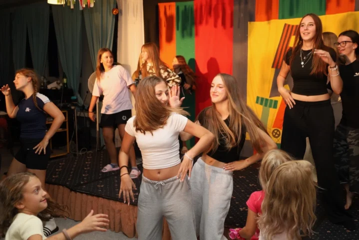 deti v letnom tábore Fantázia – 6. fantastický turnus 2026, 6. deň, Fantázia má talent a Gala – fotka 72 z 88