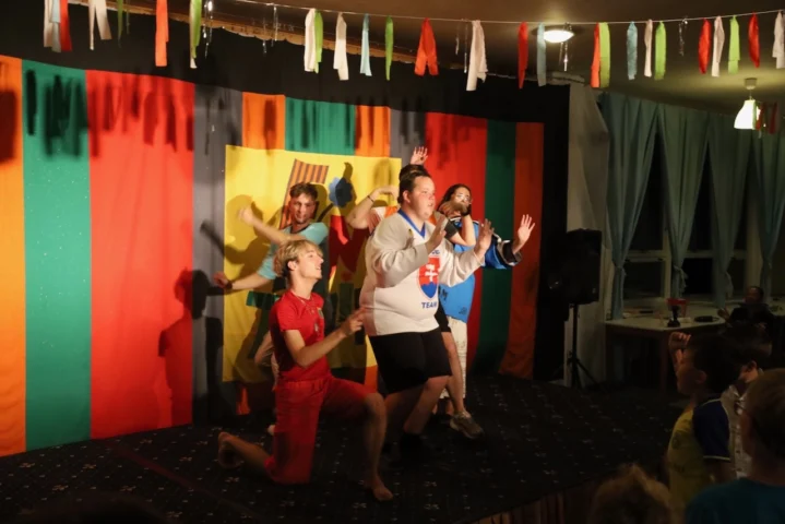 deti v letnom tábore Fantázia – 6. fantastický turnus 2026, 6. deň, Fantázia má talent a Gala – fotka 64 z 88