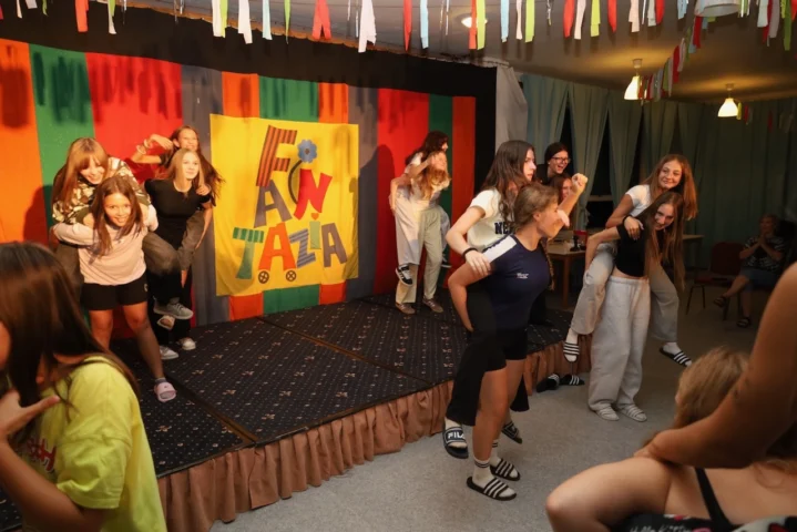 deti v letnom tábore Fantázia – 6. fantastický turnus 2026, 6. deň, Fantázia má talent a Gala – fotka 78 z 88