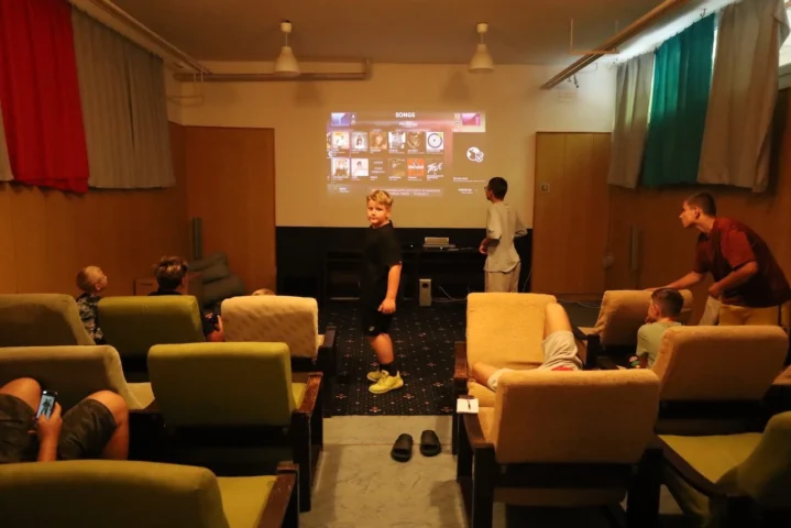 deti v letnom tábore Fantázia – 6. fantastický turnus 2026, 6. deň, Fantastické kluby dopoludnia – fotka 33 z 88