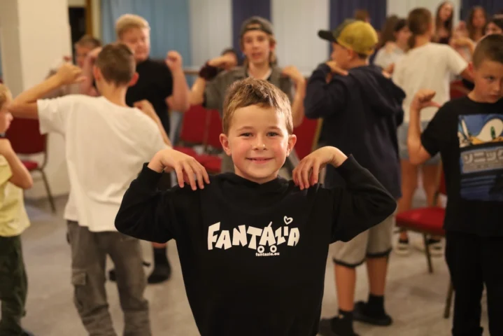 deti v letnom tábore Fantázia – 6. fantastický turnus 2026, 2. deň, Klobúkovácia – fotka 113 z 119