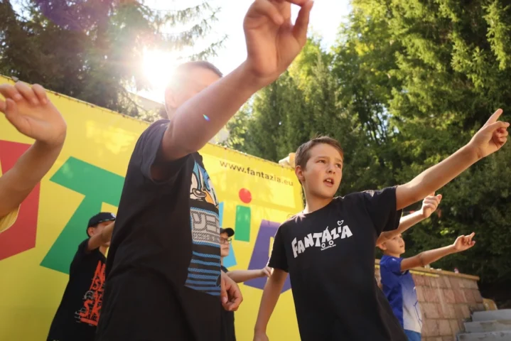 deti v letnom tábore Fantázia – 6. fantastický turnus 2026, 2. deň, Príprava na večer – fotka 52 z 63