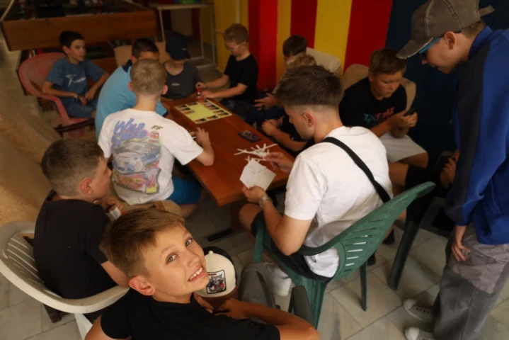 deti v letnom tábore Fantázia – 6. fantastický turnus 2026, 2. deň, Príprava na večer – fotka 10 z 63