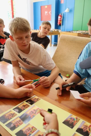 deti v letnom tábore Fantázia – 6. fantastický turnus 2026, 2. deň, Príprava na večer – fotka 14 z 63