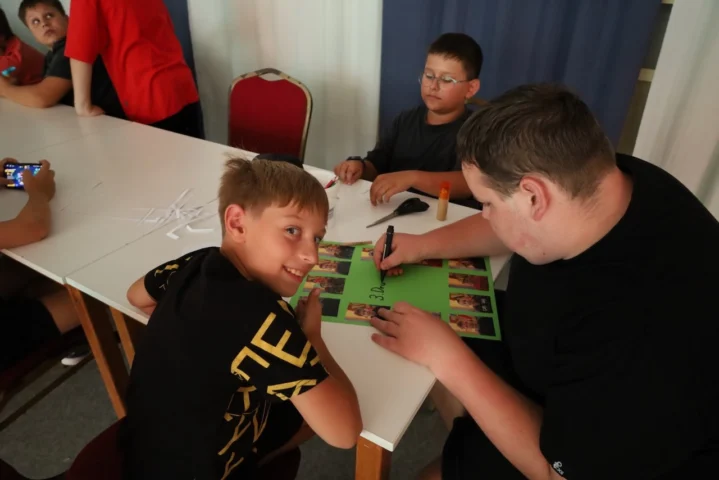 deti v letnom tábore Fantázia – 6. fantastický turnus 2026, 2. deň, Príprava na večer – fotka 23 z 63