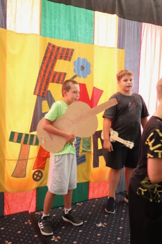 deti v letnom tábore Fantázia – 6. fantastický turnus 2026, 5. deň, Príprava na festival – fotka 14 z 65