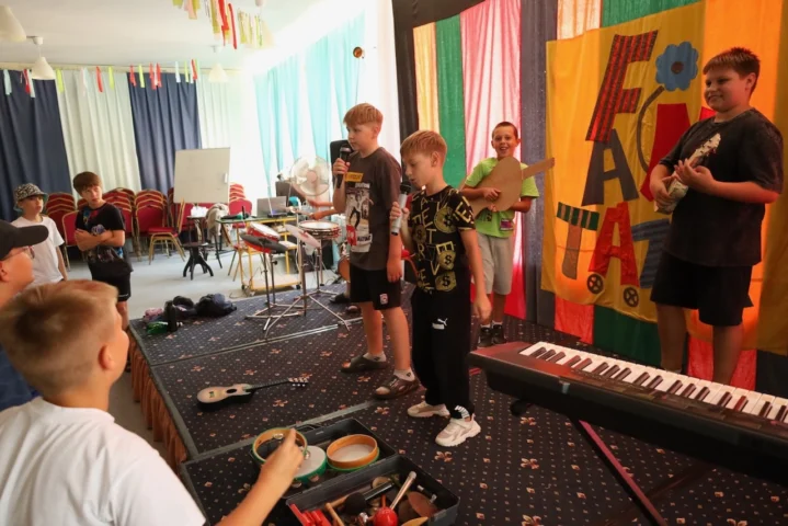 deti v letnom tábore Fantázia – 6. fantastický turnus 2026, 5. deň, Príprava na festival – fotka 15 z 65