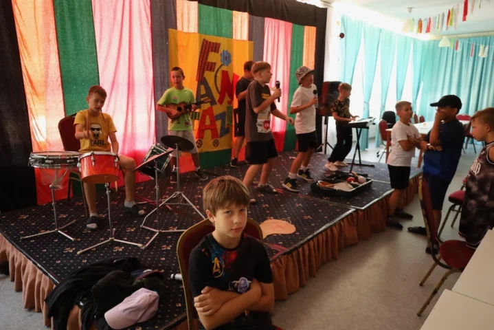 deti v letnom tábore Fantázia – 6. fantastický turnus 2026, 5. deň, Príprava na festival – fotka 23 z 65