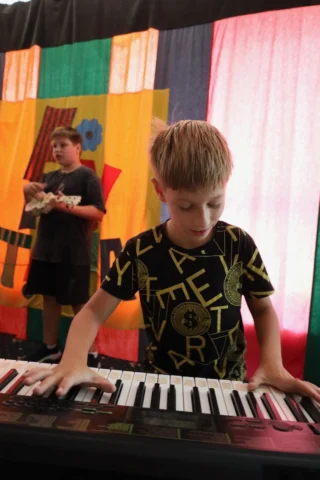 deti v letnom tábore Fantázia – 6. fantastický turnus 2026, 5. deň, Príprava na festival – fotka 25 z 65