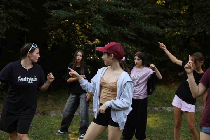 deti v letnom tábore Fantázia – 6. fantastický turnus 2026, 5. deň, Príprava na festival – fotka 64 z 65