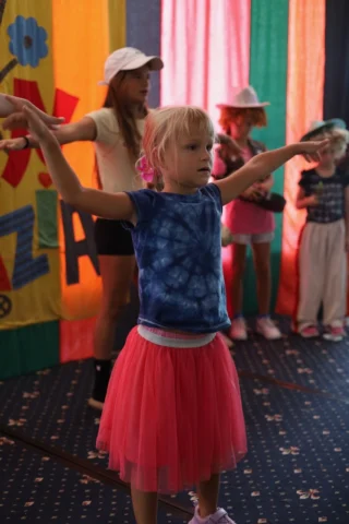 deti v letnom tábore Fantázia – 6. fantastický turnus 2026, 5. deň, Príprava na festival – fotka 29 z 65
