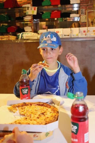 deti v letnom tábore Fantázia – 6. fantastický turnus 2026, 5. deň, Pizza party 1. družina – fotka 9 z 10