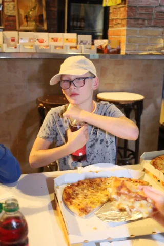 deti v letnom tábore Fantázia – 6. fantastický turnus 2026, 5. deň, Pizza party 1. družina – fotka 8 z 10