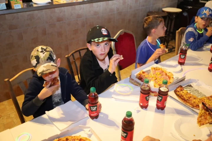 deti v letnom tábore Fantázia – 6. fantastický turnus 2026, 5. deň, Pizza party 1. družina – fotka 6 z 10
