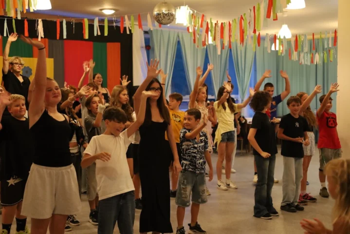 deti v letnom tábore Fantázia – 6. fantastický turnus 2026, 3. deň, Let's dance – fotka 30 z 133