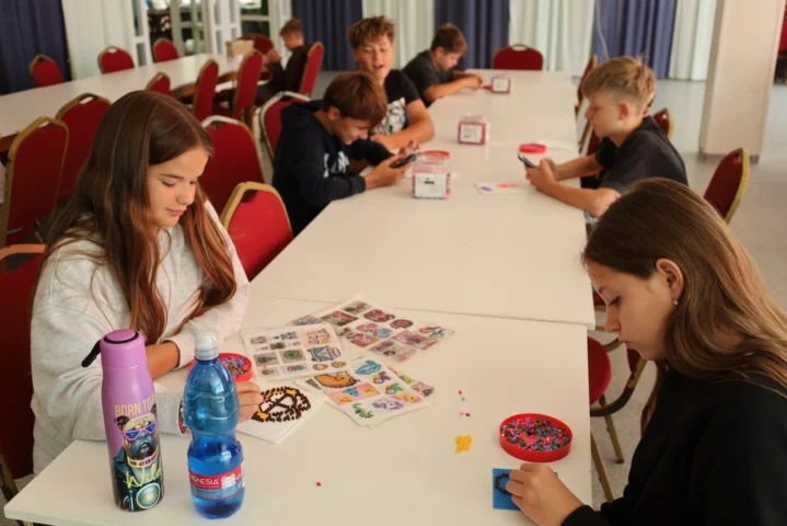 deti v letnom tábore Fantázia – 6. fantastický turnus 2026, 3. deň, Fantastické kluby dopoludnia – fotka 46 z 109