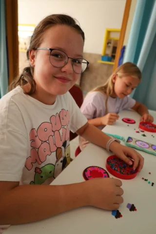 deti v letnom tábore Fantázia – 6. fantastický turnus 2026, 3. deň, Fantastické kluby dopoludnia – fotka 45 z 109