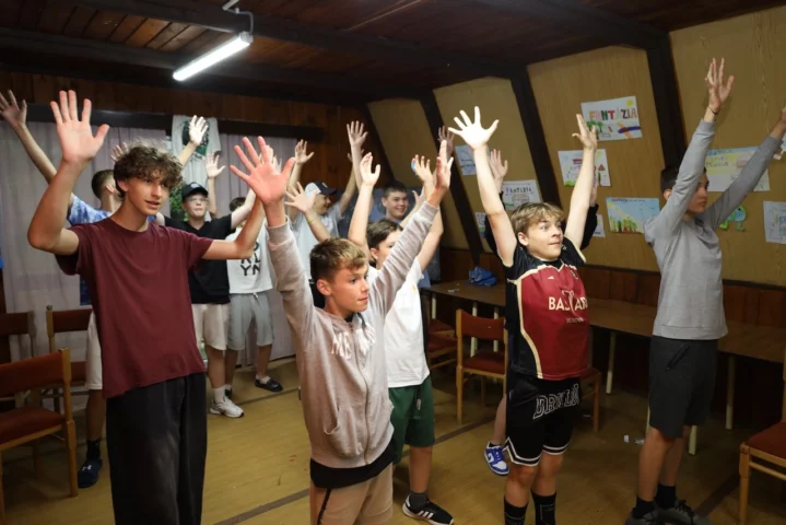 deti v letnom tábore Fantázia – 1. fantastický turnus 2026, 5. deň, Príprava na festival – fotka 58 z 69