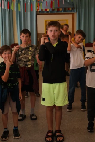 deti v letnom tábore Fantázia – 1. fantastický turnus 2026, 5. deň, Príprava na festival – fotka 23 z 69