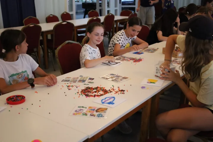 deti v letnom tábore Fantázia – 1. fantastický turnus 2026, 3. deň, Fantastické kluby popoludní – fotka 48 z 81