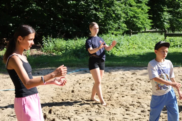 deti v letnom tábore Fantázia – 1. fantastický turnus 2026, 3. deň, Fantastické kluby popoludní – fotka 25 z 81