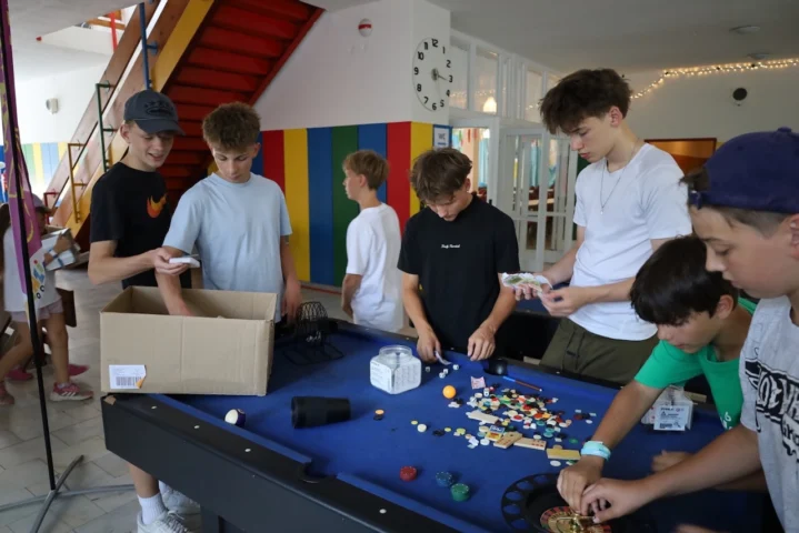 deti v letnom tábore Fantázia – 2. fantastický turnus 2026, 6. deň, Príprava firiem – fotka 7 z 40