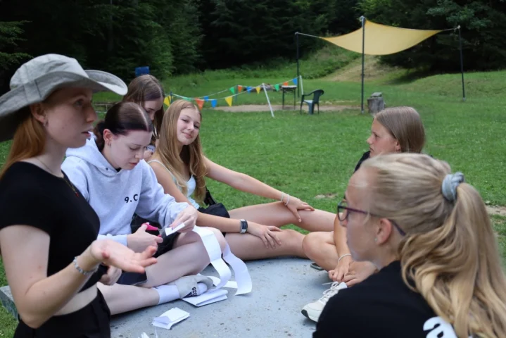 deti v letnom tábore Fantázia – 2. fantastický turnus 2026, 6. deň, Príprava firiem – fotka 14 z 40
