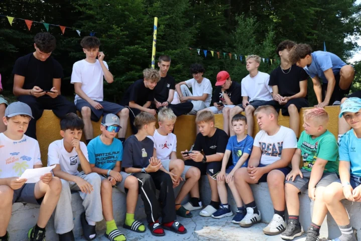 deti v letnom tábore Fantázia – 2. fantastický turnus 2026, 6. deň, Príprava firiem – fotka 39 z 40