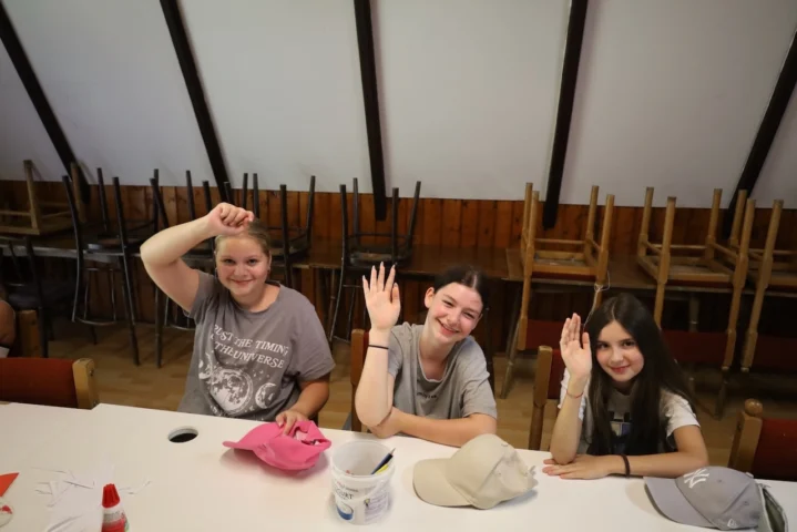 deti v letnom tábore Fantázia – 2. fantastický turnus 2026, 2. deň, Príprava na večerný program – fotka 35 z 54