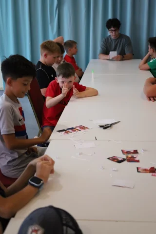 deti v letnom tábore Fantázia – 2. fantastický turnus 2026, 2. deň, Príprava na večerný program – fotka 15 z 54